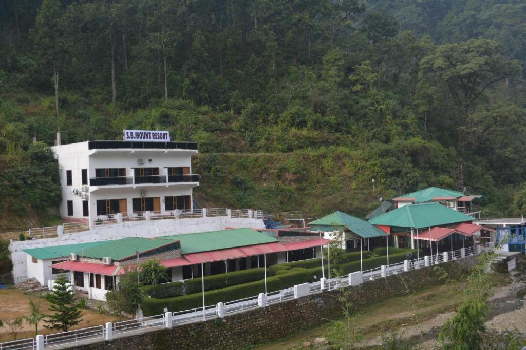 Riverside Resort Лансдаун Екстериор снимка