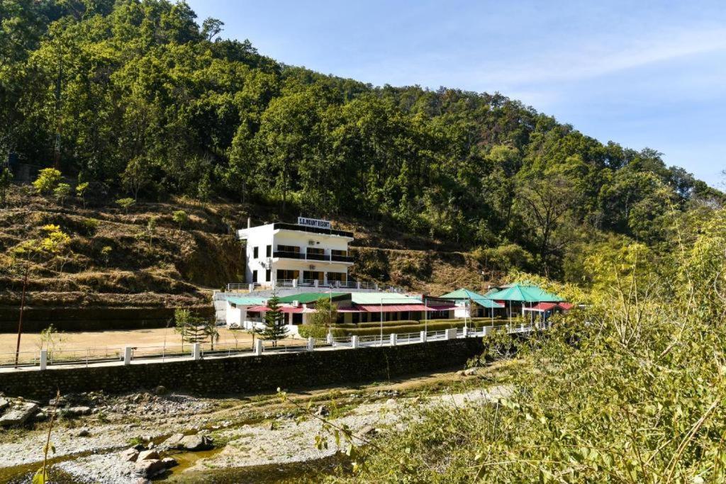 Riverside Resort Лансдаун Екстериор снимка