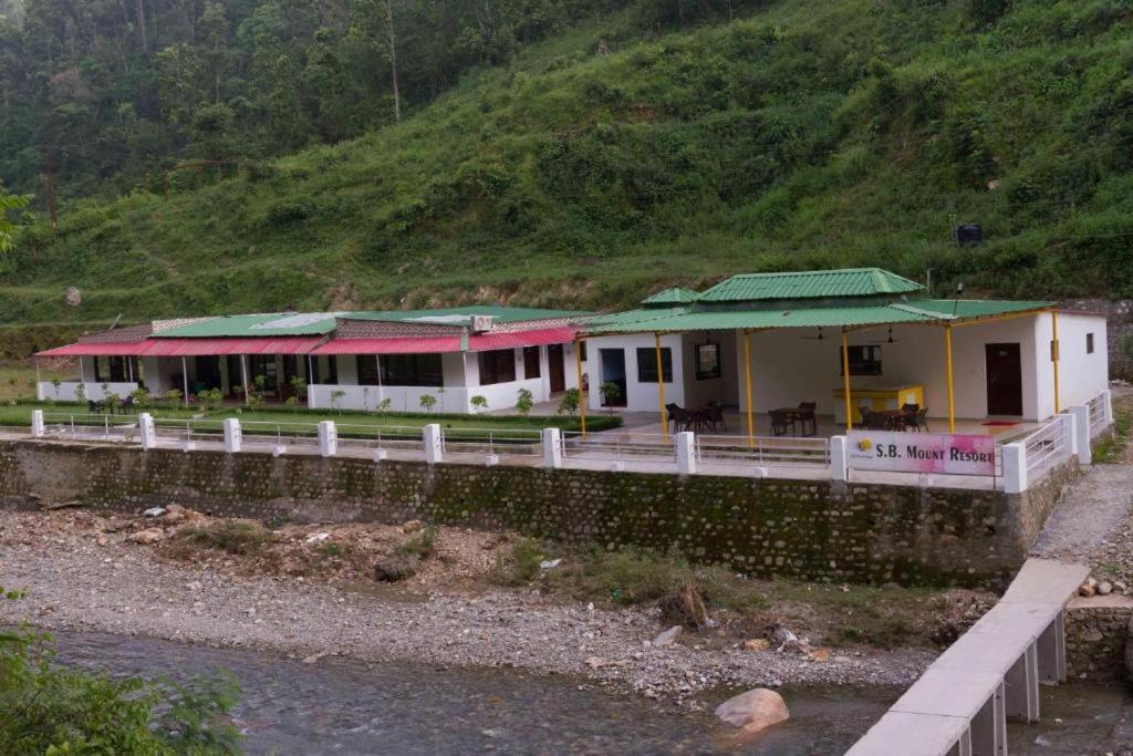 Riverside Resort Лансдаун Екстериор снимка